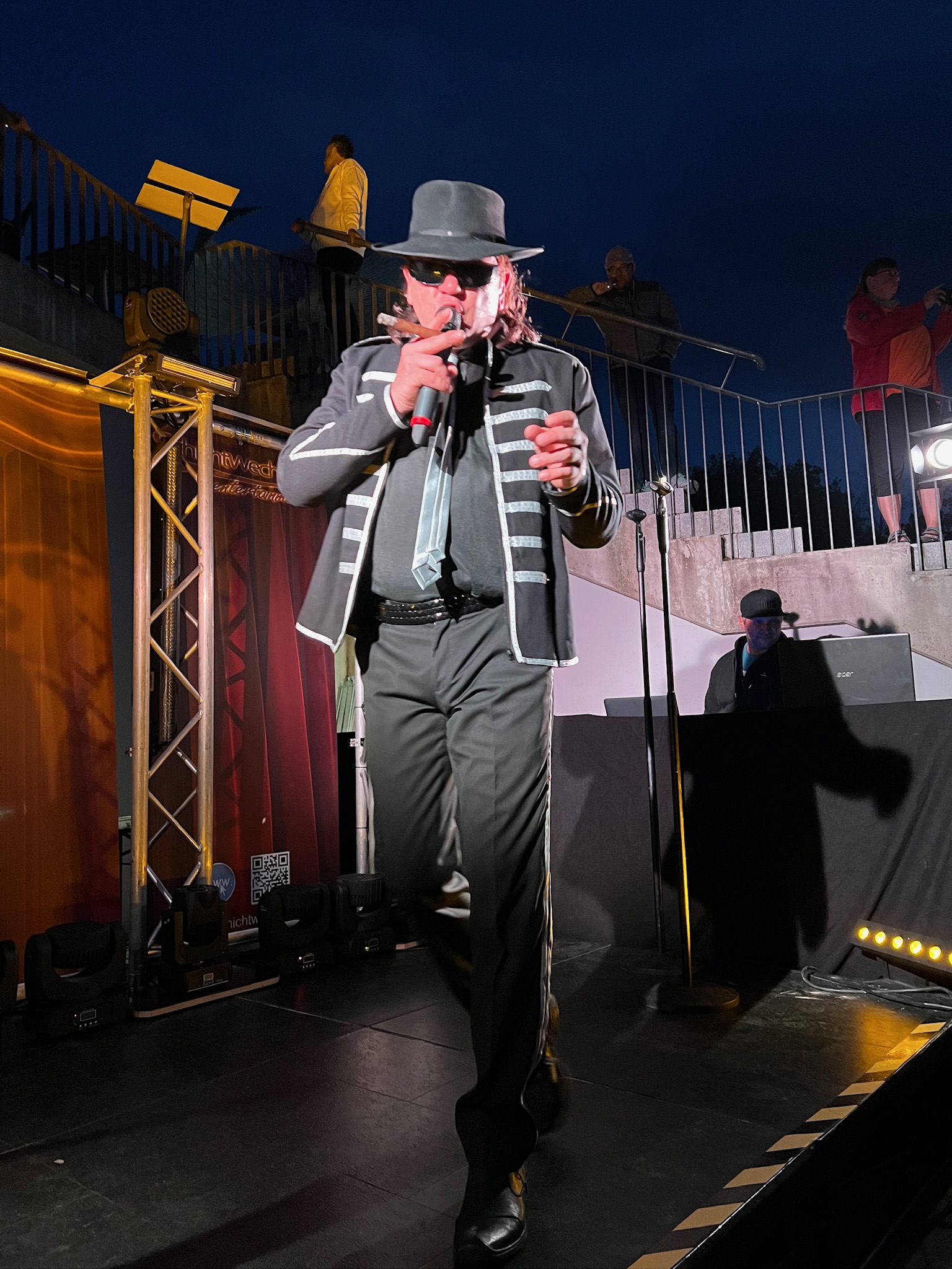 Schichtwechsel – Performer in schwarzem Outfit, Abendshow