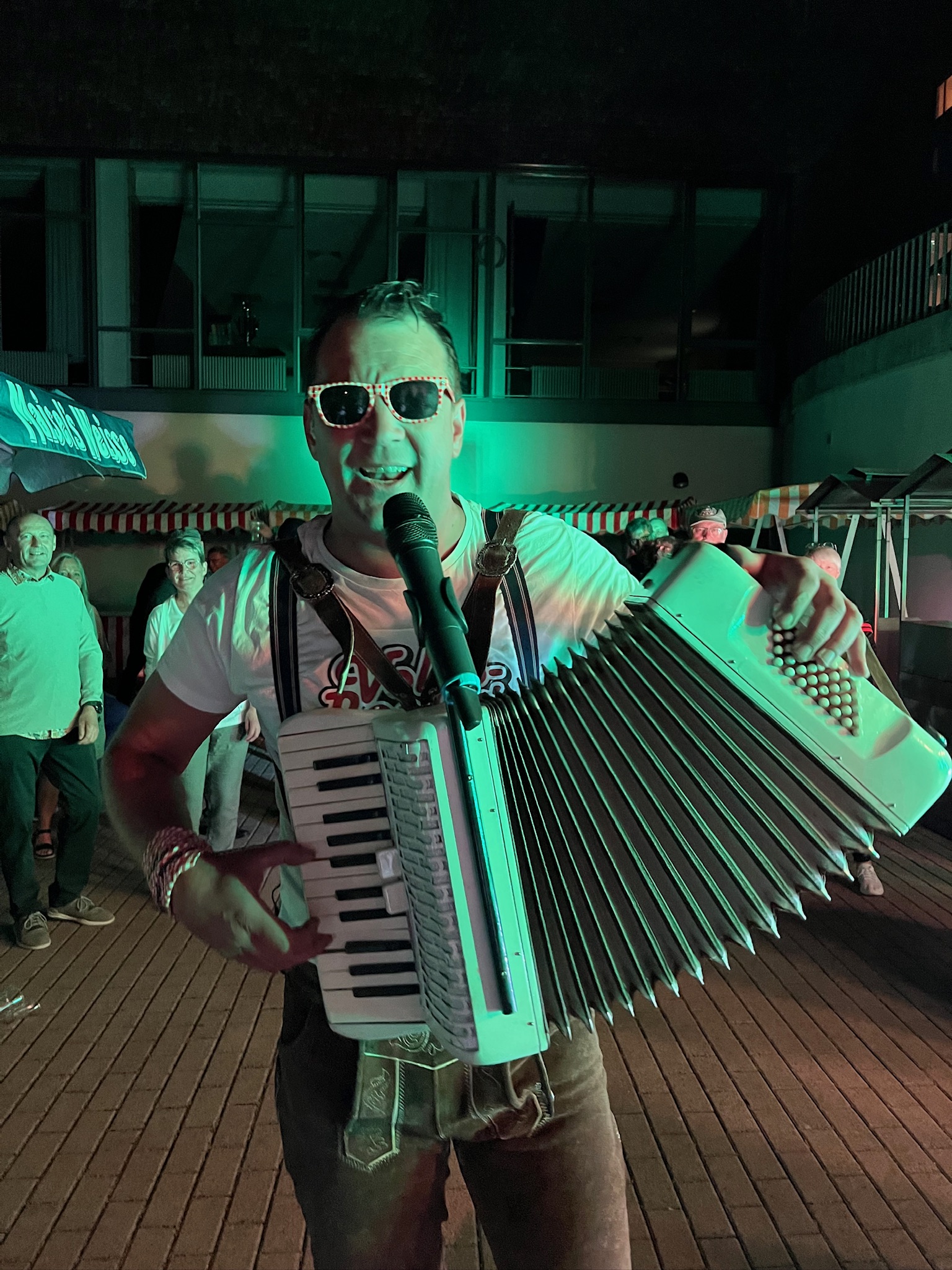 Schichtwechsel – Musiker mit Akkordeon im Publikum