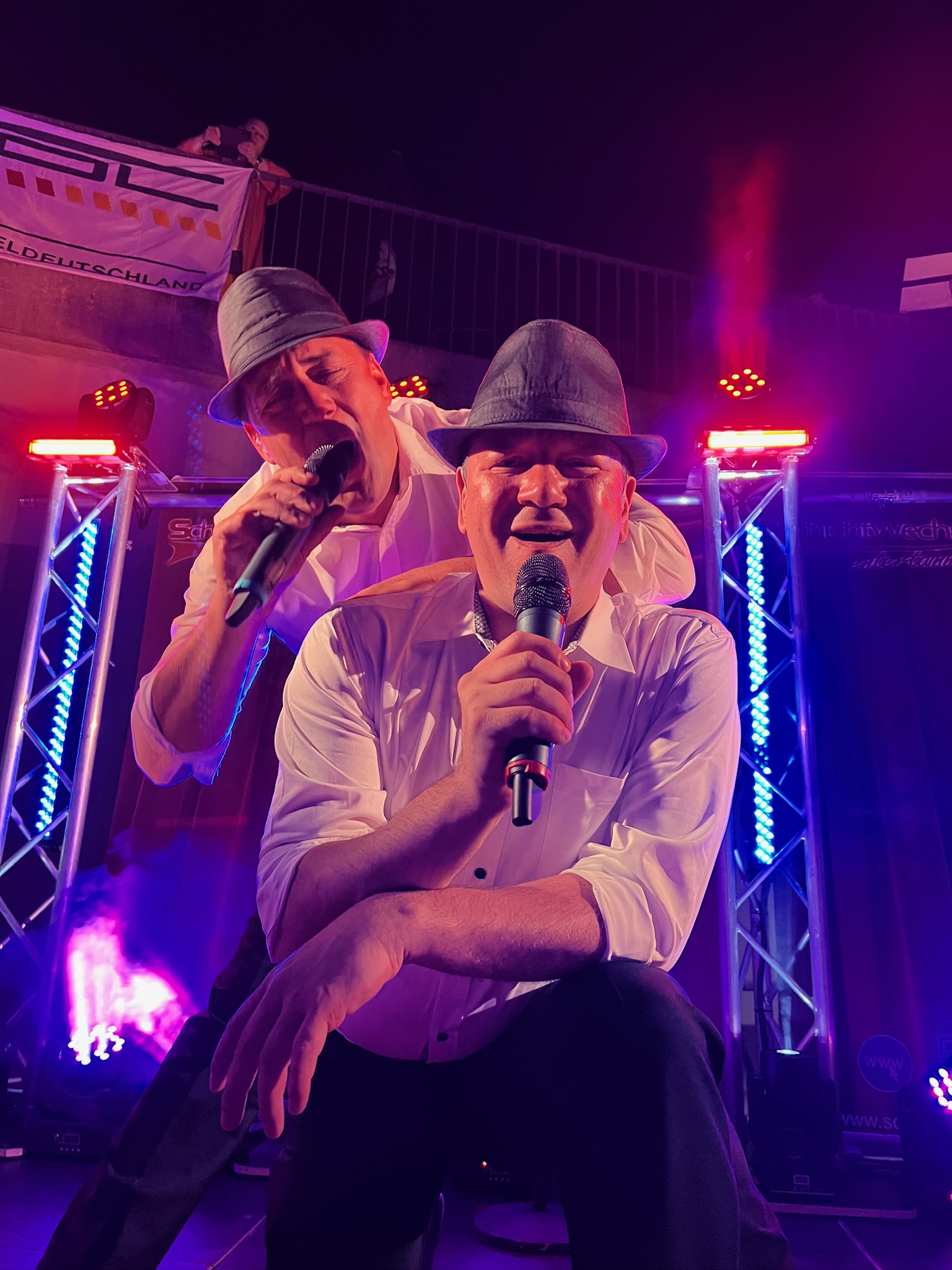 Schichtwechsel – Duo mit Hüten, Nahaufnahme auf der Bühne